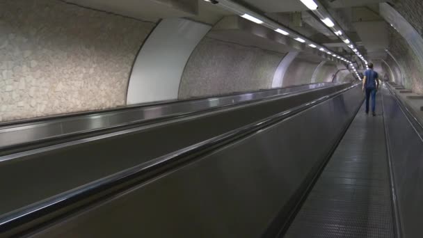 Macho moviéndose en escaleras mecánicas del metro — Vídeos de Stock