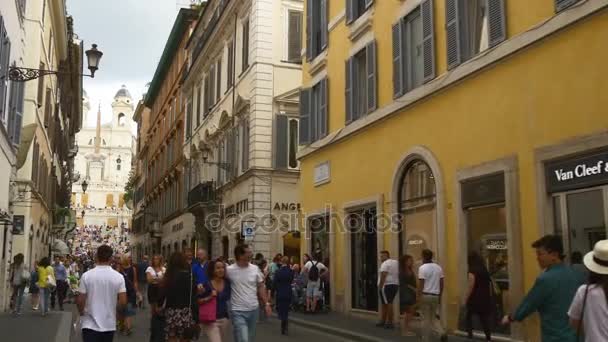 Turisták séta a hangulatos utcákon, Róma — Stock videók