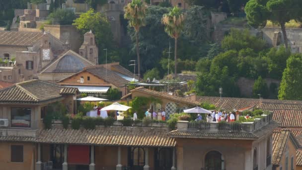 Touristes marchant sur les ruines de la Rome antique — Video