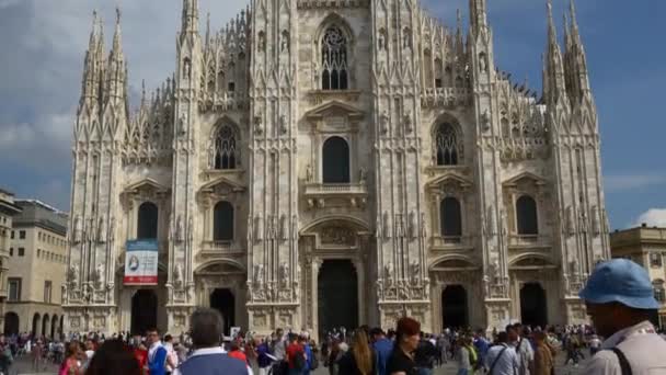 Touristen besuchen Piazza del Duomo — Stockvideo