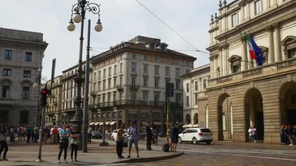 Ludzie chodzą w pobliżu La Scala — Wideo stockowe