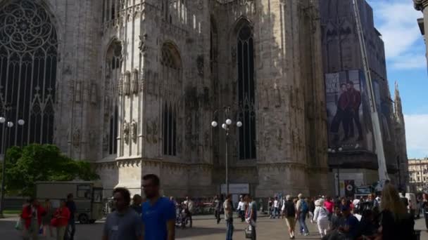 Touristen besuchen Piazza del Duomo — Stockvideo