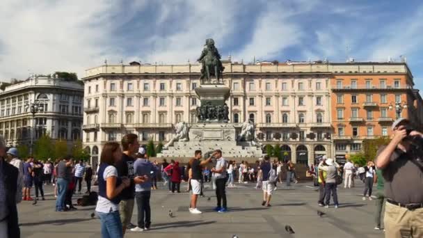 Les gens marchent sur la place de la cathédrale duomo — Video