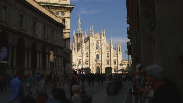 Turisti in visita a Piazza del Duomo — Video Stock