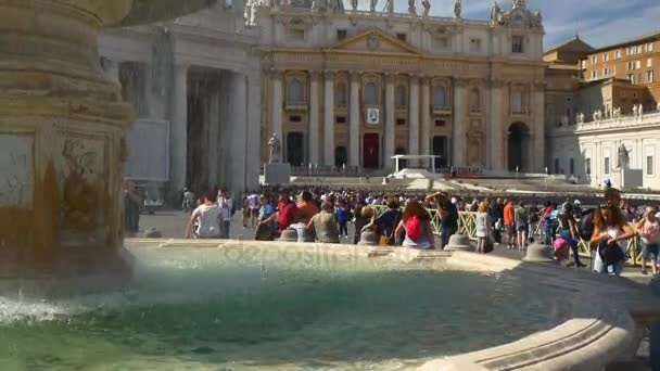 Туристи поблизу Фонтейн в Римі — стокове відео