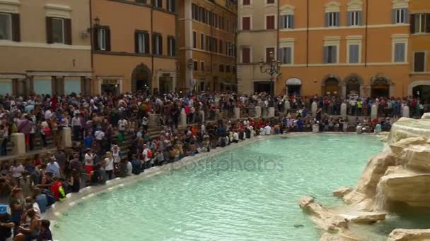 Touristes près de fontaine à Rome — Video