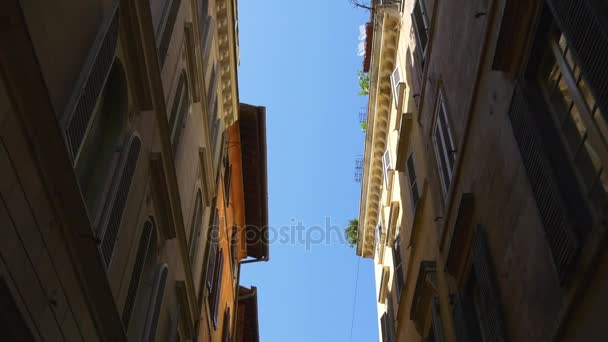 Calle estrecha en el día soleado — Vídeos de Stock