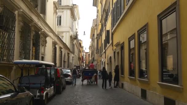 Turystów, którzy chodzą na przytulne ulice Rzymu — Wideo stockowe