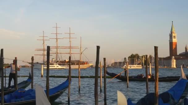 Gôndolas atracadas em San Marco — Vídeo de Stock