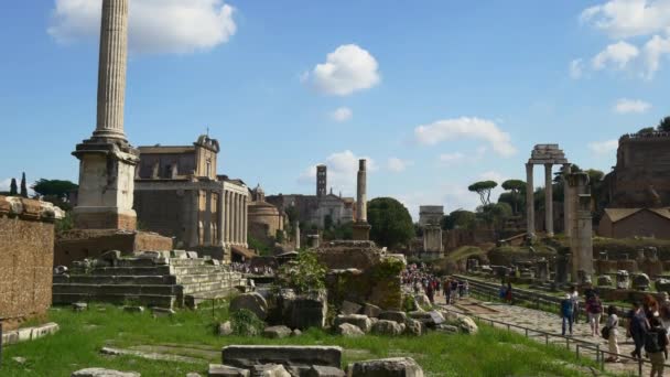 Οι τουρίστες με τα πόδια στα ερείπια της αρχαίας Ρώμης — Αρχείο Βίντεο