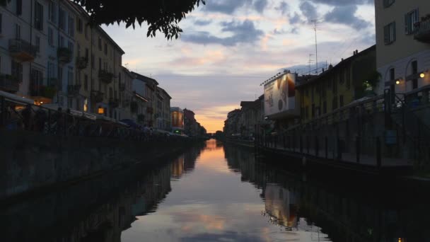 Canal de Naviglio Grande por la noche — Vídeo de stock