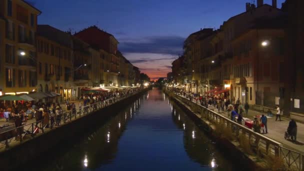 Naviglio Grande kanál ve večerních hodinách — Stock video