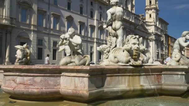 Turisté v blízkosti fontaine v Římě — Stock video