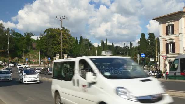 Touristen spazieren durch gemütliche Straßen Roms — Stockvideo