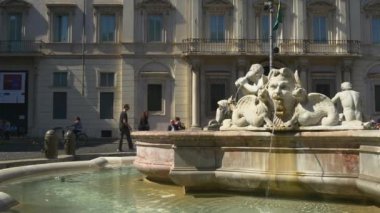 turistler fontaine Roma yakınındaki