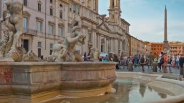 İtalya yaz gün Roma ünlü piazza navona moro çeşme panorama 4k zaman atlamalı