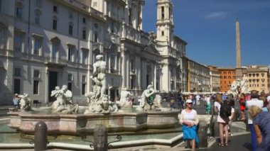 turistler fontaine Roma yakınındaki