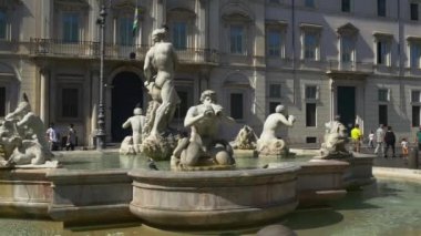 turistler fontaine Roma yakınındaki