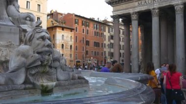 İspanyolca kare üzerinde eski tekne çeşme