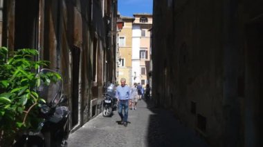 turistler rahat Roma sokaklarında yürüyüş 