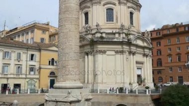 Milan rahat sokaklarda yürüyen turist