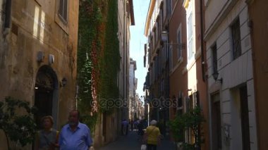 turistler rahat Roma sokaklarında yürüyüş 