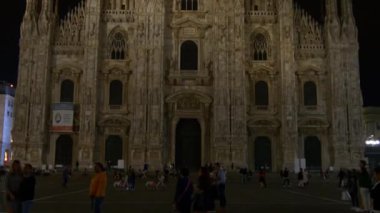 Piazza del Duomo gelen turist
