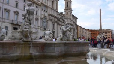 turistler fontaine Roma yakınındaki