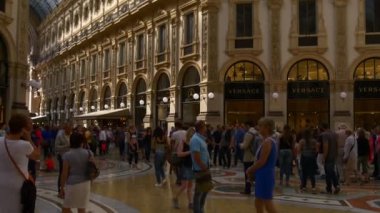 insanlar alışveriş Galerisi içinde yürüyüş