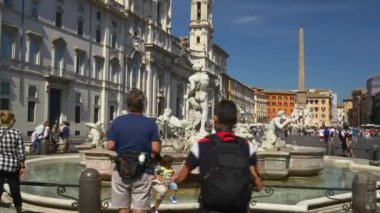 turistler fontaine Roma yakınındaki