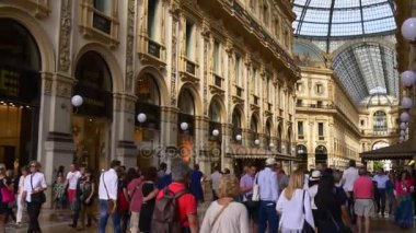 insanlar alışveriş Galerisi içinde yürüyüş