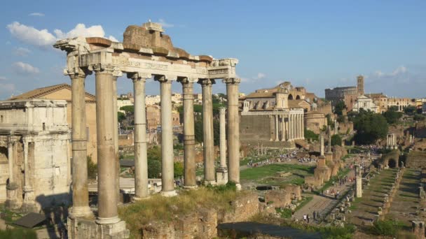 Туристы, гуляющие по руинам древнего Рима — стоковое видео