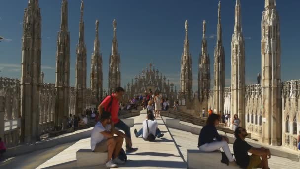 Touristen auf dem Dach des Domplatzes — Stockvideo