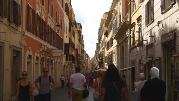 Turistler rahat Roma sokaklarında yürüyüş — Stok video