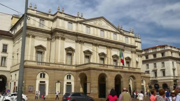 Persone che camminano vicino alla Scala — Video Stock