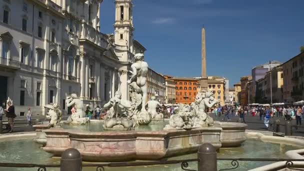 Turisté v blízkosti fontaine v Římě — Stock video