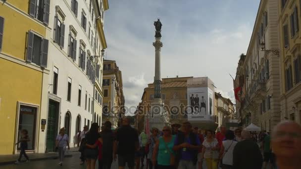 Turistas caminando por las acogedoras calles de Roma — Vídeo de stock