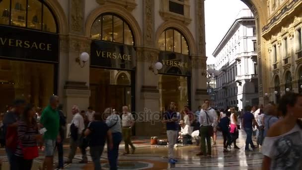 Persone a piedi all'interno galleria dello shopping — Video Stock