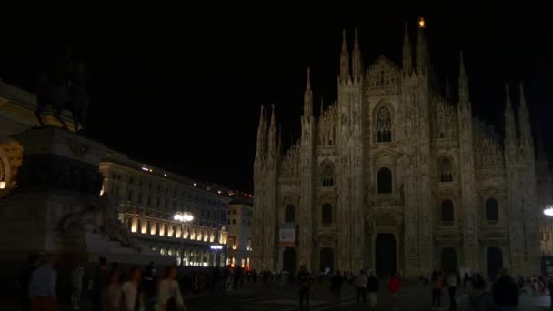 Piazza del Duomo gelen turist — Stok video