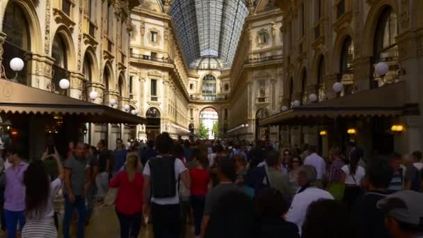 La gente camina dentro de la galería comercial — Vídeo de stock