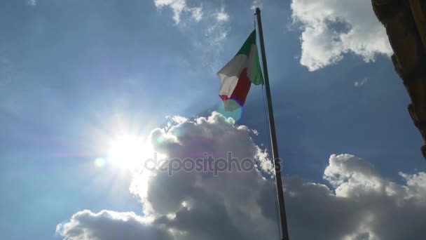 Bandera italiana retroiluminada por el sol — Vídeo de stock