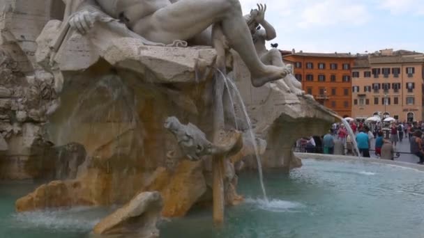 Toeristen in de buurt van fontaine in Rome — Stockvideo