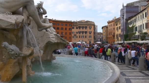 Touristes près de fontaine à Rome — Video