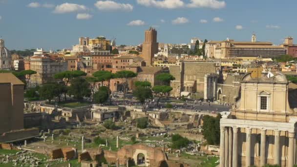 Touristes marchant sur les ruines de la Rome antique — Video