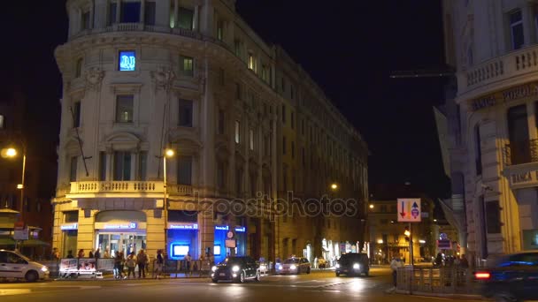 Туристы прогуливаются по уютным улицам Рима — стоковое видео