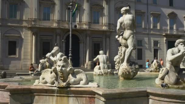 Toeristen in de buurt van fontaine in Rome — Stockvideo