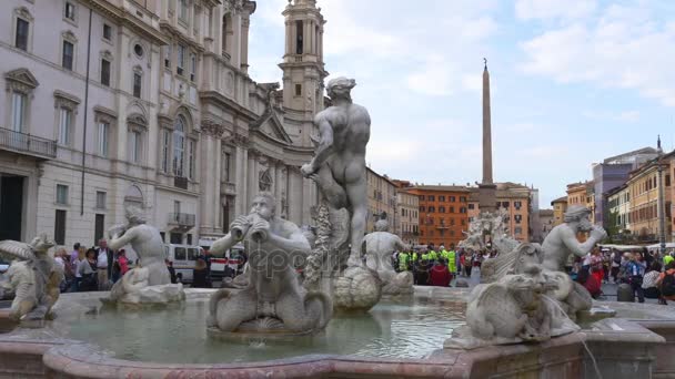 Turistas cerca de fontaine en Roma — Vídeo de stock