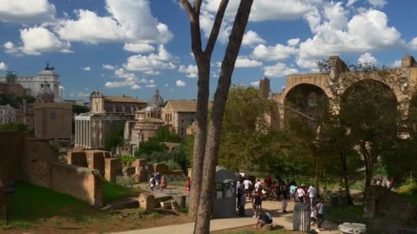 Antik Roma kalıntıları üzerine yürüyen turist — Stok video
