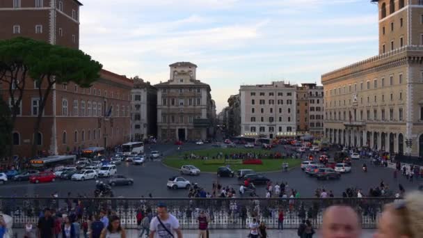 Tourists walking on cozy streets of Rome — Stock Video