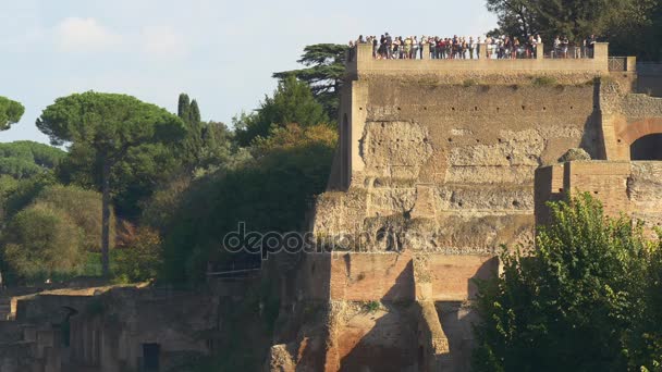 Touristes marchant sur les ruines de la Rome antique — Video